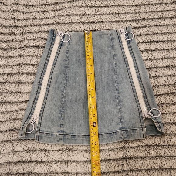 Light wash Carmar jean skirt with zip down sides size 23 - Picture 7 of 8